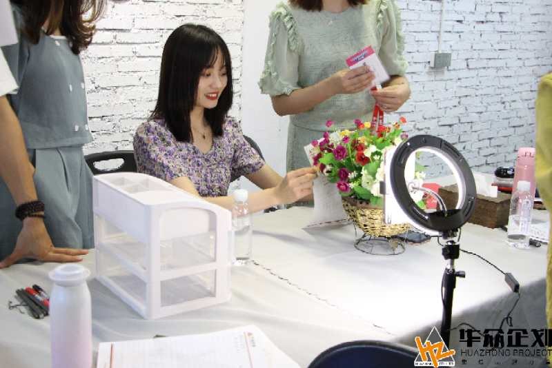 直播間只是出現(xiàn)雙手展示商品，保持與消費(fèi)者的高頻互動，只是不露臉，會不會因?yàn)榭罩苗R頭被處罰？