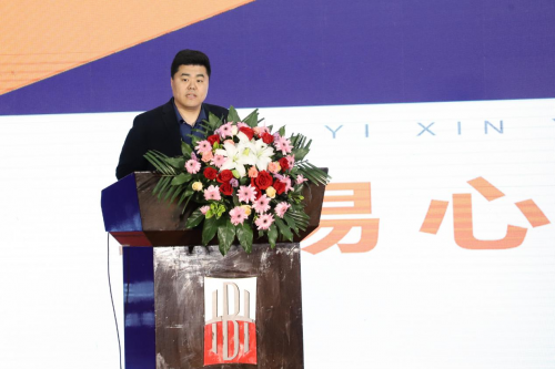 易心優(yōu)選與知名主播盛隆之家、諾爸、潮牌嬌嬌等代表上臺就山東易心優(yōu)選供應(yīng)鏈主播合作項目進(jìn)行簽約