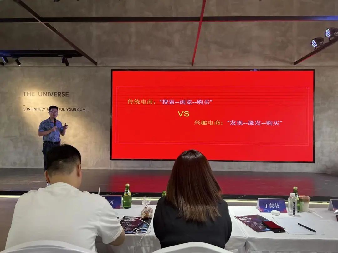 武漢大學(xué)新聞系的王雨薇，自2014年大二開(kāi)始，就接觸到了直播，至今已長(zhǎng)達(dá)6年
