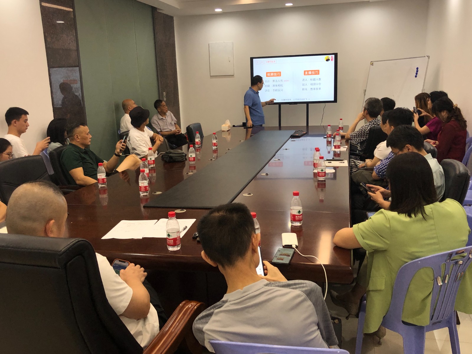 抖音電商貸、快手電商貸、拼多多電商貸（企業(yè)店／個體店）直播小店21天沉淀資金銀行來墊資兜底！