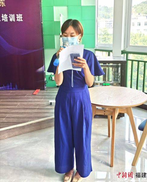 圖為參訓(xùn)學(xué)員代表宣讀倡議書。